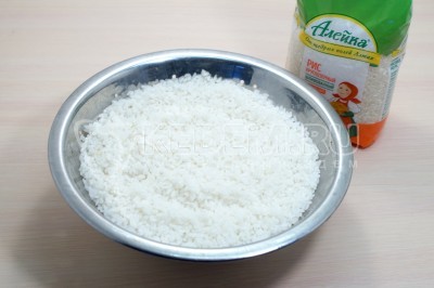 Откинуть отварной рис на сито и дать воде стечь.