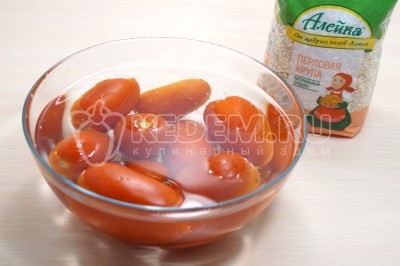 Выложить в миску помидоры и залить кипятком, оставить на 5-7 минут.