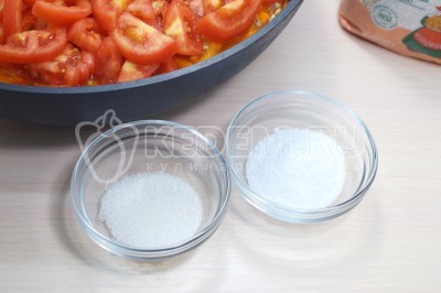 Добавить 1 столовую ложку сахара и 1 столовую ложку соли. Перемешать и готовить еще 5-7 минут.