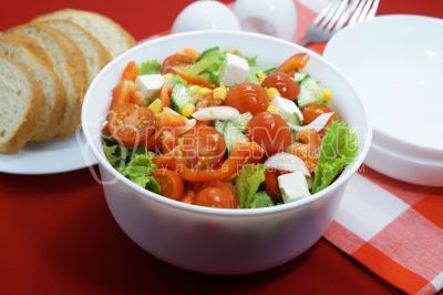Салат с фетаксой и помидорами черри готов