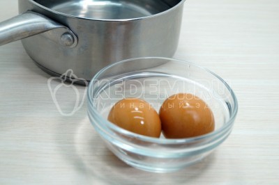 Салат с крабовыми палочками, помидорами, яйцами и сыром, для начала, нужно отварить два яйца, остудить и очистить.