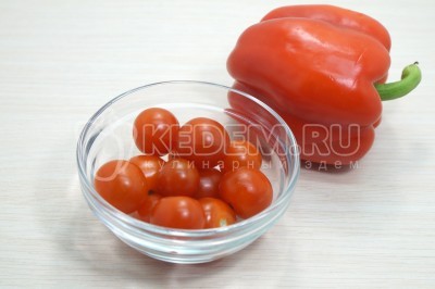 10-12 помидорок черри и болгарский перец вымыть и обсушить.