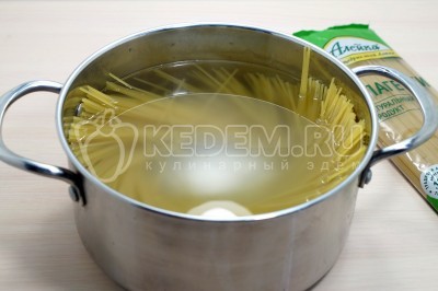 Добавить 400 грамм спагетти ТМ «Алейка» и варить 8-10 минут, до готовности.