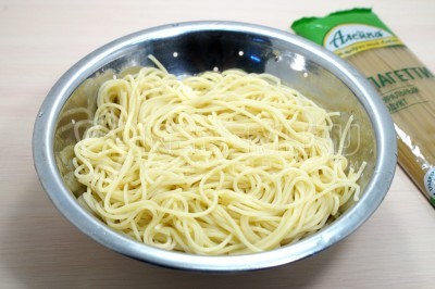 Готовые спагетти откинуть на дуршлаг и дать воде стечь.