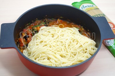 Добавить горячие спагетти в томатный соус и перемешать.