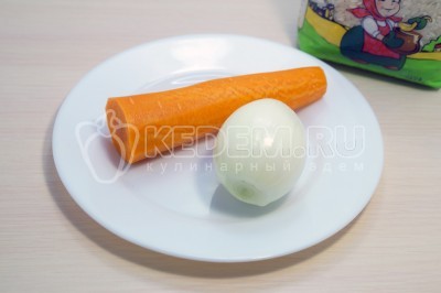 Луковицу и морковь очистить.