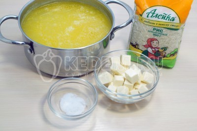 Добавить 150 грамм плавленого сыра и 1 чайную ложку соли.