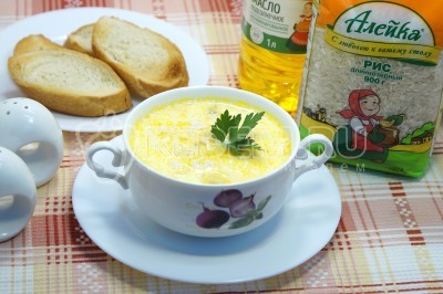 Сырный суп с рисом готов