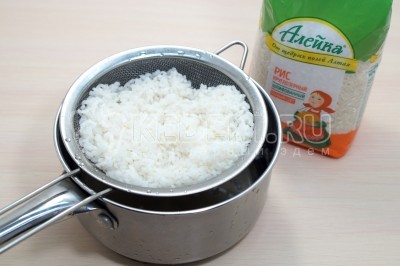 Откинуть отварной рис на сито и дать воде полностью стечь. Рис остудить.