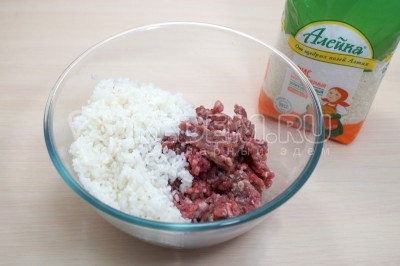 В миску выложить 500 грамм мясного фарша, добавить отварной рис.