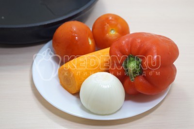 Луковицу, морковь, болгарский перец очистить, 2 помидора хорошо вымыть. Лук мелко нашинковать, морковь натереть на крупной терке, болгарский перец нарезать кубиком.