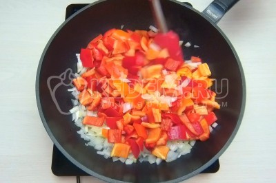 Добавить болгарский перец и готовить помешивая, на среднем огне, 7-10 минут, до мягкости перца. Время приготовления зависит от количества овощей.