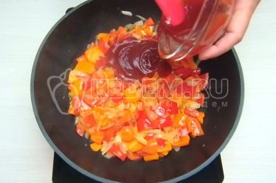 Добавить 100 грамм томатной пасты.