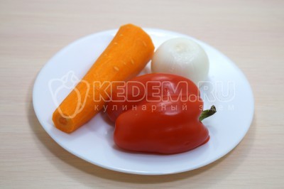 Луковицу, морковь и болгарский перец очистить.