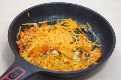На сковороде разогреть 3 столовые ложки растительного масла и обжарить нарезанный лук, болгарский перец и тертую морковь 2-3 минуты.