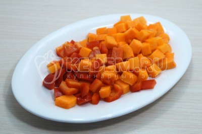 Морковь и болгарский перец очистить и нарезать кубиками.