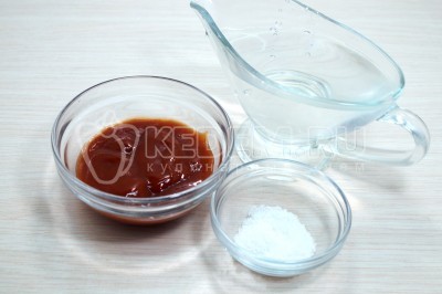 В отдельной миске смешать 300-400 миллилитров воды, 3 столовые ложки томатной пасты и 1 чайную ложку соли. 