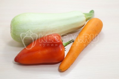 Морковь, болгарский перец и кабачок очистить и нарезать кубиками.