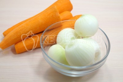 300 грамм лука и 300 грамм моркови очистить.