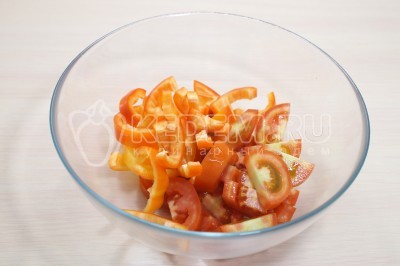 В миску нарезать 2 помидора и болгарский перец ломтиками.