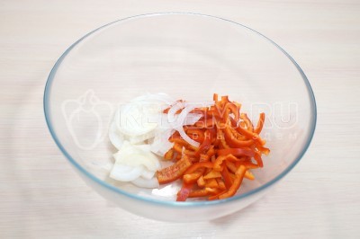 В миску нарезать полукольцами луковицу и соломкой болгарский перец.