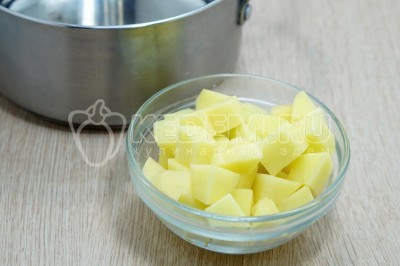 Две картофелины очистить и нарезать кубиками.