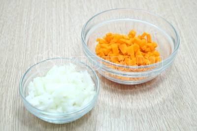 Добавить мелко нашинкованный лук и кубиками нарезанную морковь.