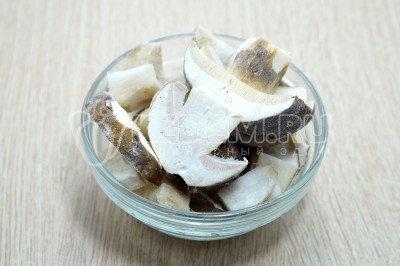 150 грамм белых грибов разморозить, если грибы свежие их необходимо очистить и промыть.