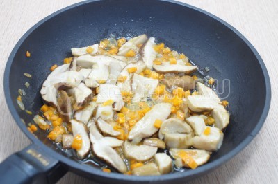 Добавить грибы к овощам в сковороду и готовить 4-5 минут помешивая.
