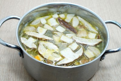 Добавить овощи с грибами в кастрюлю к картофелю и варить на среднем огне еще 7 минут.