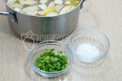 Посолить и добавить мелко нашинкованный зеленый лук.