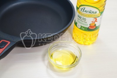 В сковороде разогреть 3 столовые ложки натурального подсолнечного масла.