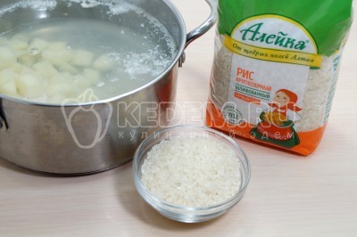 Добавить 3 столовые ложки круглозёрного риса. Варить 3-5 минут.