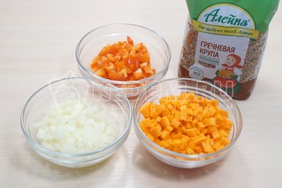 Очистить луковицу, морковь и болгарский перец. Нарезать овощи мелкими кубиками.