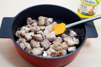 Добавить мелкими кубиками нарезанное мясо и обжарить, помешивая, 5-6 минут.