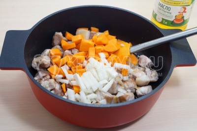 Добавить мелко нарезанный лук и натертую на крупной терке морковь к мясу. Готовить мясо с луком и морковью, помешивая, 2-3 минуты.