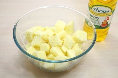 5-6 картофелин очистить и нарезать кубиками.