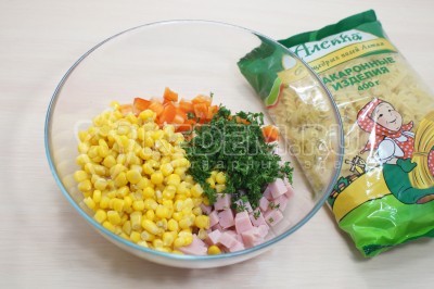 Добавить 100 грамм консервированной кукурузы и 1 пучок мелко нашинкованной зелени петрушки.