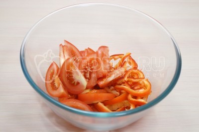 В большую миску нарезать соломкой болгарский перец и 2 помидора.