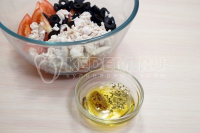 В миске смешать 3 столовые ложки оливкового масла, 1 чайную ложку зерновой горчицы и 1 щепотку прованский трав.