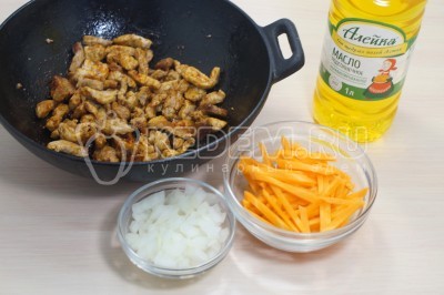 Добавить мелко нашинкованную луковицу и соломкой нарезанную морковь. Готовить еще 2-3 минуты, помешивая.
