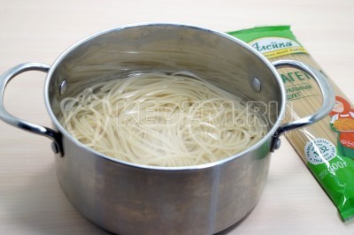 Добавить 400 грамм спагетти ТМ «Алейка» и варить помешивая на среднем огне 7-9 минут.