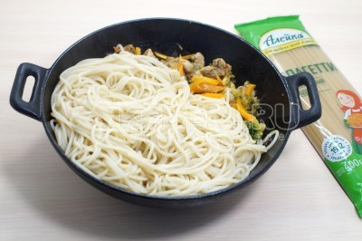 Добавить спагетти к мясу с овощами и перемешать.