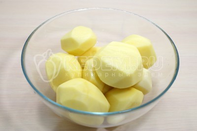 Чтобы приготовить запеченный картофель в духовке целиком, нужно 6-7 клубней картофеля очистить.