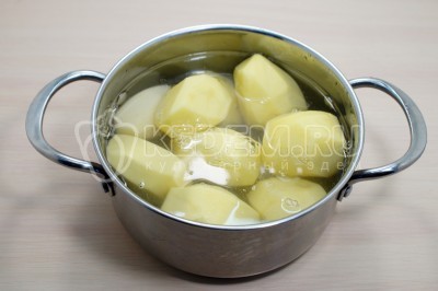 Сложить картофель в кастрюлю, залить водой и варить с момента закипания 10 минут на среднем огне.