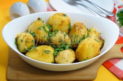 Запеченный картофель в духовке целиком готов