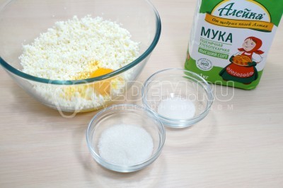 Для начинки в большой миске смешать 200 грамм творога, 1 яйцо, 1 столовую ложку сахара и 1/2 чайной ложки ванильного сахара.
