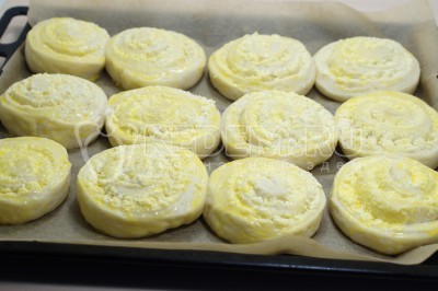 Смазать булочки яично-молочной смесью кисточкой.