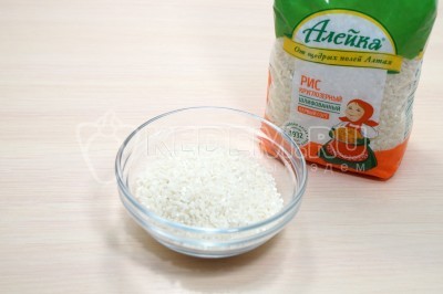 Отмерить 120 грамм круглозерного риса ТМ Алейка.