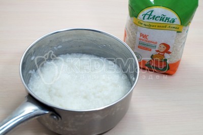 Варить до полной готовности риса, выпарить всю воду.